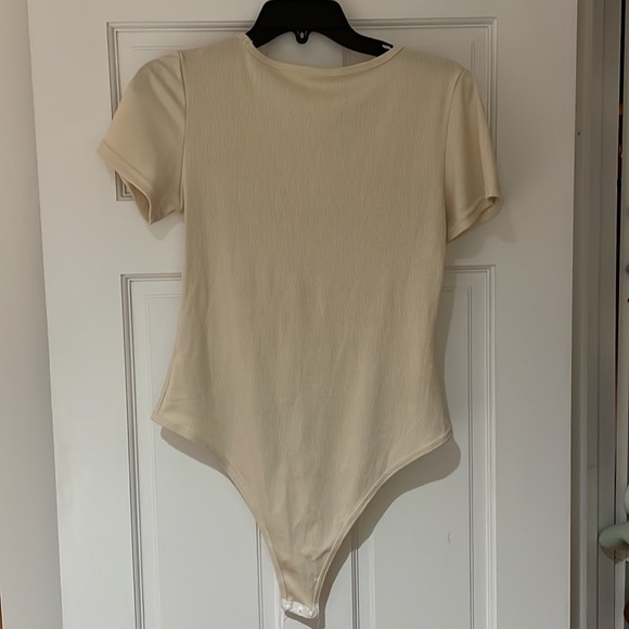 Cream ribbed short sleeve bodysuit in size medium - Picture 3 of 3